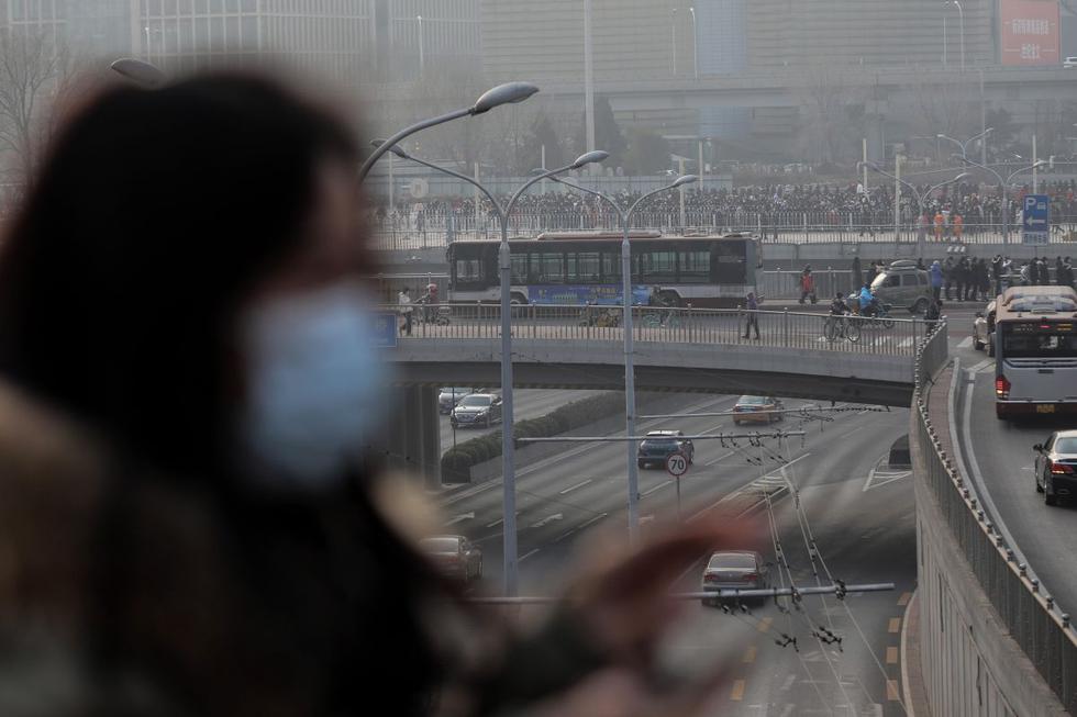 Beijing inició este viernes su campaña masiva de test de coronavirus entre sus habitantes, tras haber detectado algunos casos, lo que dio lugar a impresionantes filas de espera en las calles de la capital china. (Texto: AFP / Foto: EFE).