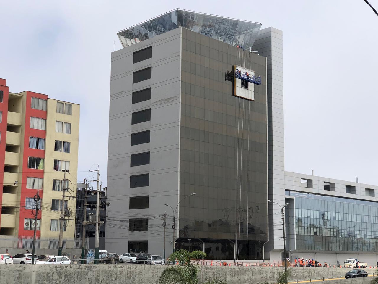 Retiran logo de Graña y Montero de fachada de sede de empresa en Av. Paseo de la República. (Foto: GEC/ Marco Antonio Ramon Huaroto)