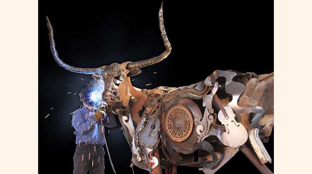 Dedica horas de su día a crear estas increíbles esculturas hechas con metal reciclado. (Foto: John Lopez Studio)