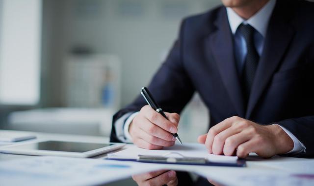 12)	Si centra su relación en esto, debe tener en cuenta que prosperará en su empresa casi exclusivamente gracias al ego de quien le manda. La adulación excesiva depende de que el adulado lo permita.