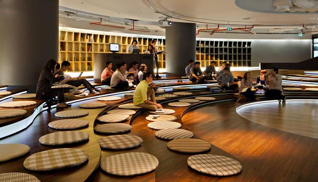 FOTO 10 | 10. Sede de Dtac – Bangkok. Dtac decidió recientemente poner punto final a la dispersión de sus oficinas a lo largo y ancho de la ciudad de Bangkok, Tailandia. Por eso reunió seis edificios bajo un mismo techo, en un proceso que se convirtió en el mayor alquiler de oficinas en la historia de Tailandia. El complejo ocupa una superficie de unos 60.400 metros cuadrados. El diseño del nuevo espacio refleja el deseo de la compañía por convertirse en el empleador más valorado, para “mejorar la cooperación y comunicación, fortalecer los objetivos comunes, incrementar la creatividad” y facilitar la adaptación rápida de la compañía a condiciones cambiantes. (Foto: viralismo)