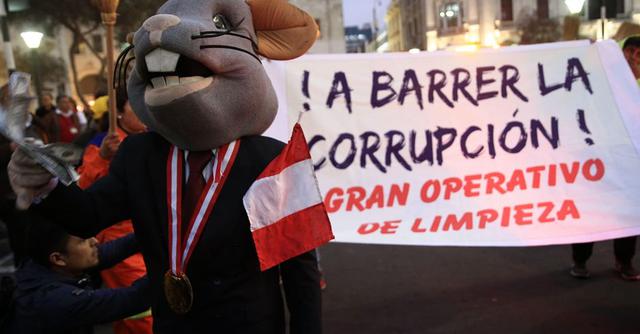 FOTO 7 | Perú es percibido como el tercer país más corrupto del continente, según el 66% de la población, de acuerdo con el décimo Barómetro Global de la Corrupción que publicó Transparencia Internacional. El ranking es liderado por Venezuela (87%) y República Dominicana (66%).   (Foto: EFE)