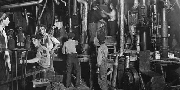 Las malas condiciones laborales de los trabajadores en plena Revolución Industrial contribuyeron al surgimiento del movimiento obrero y sus reivindicaciones. (Foto: Wikimedia Commons)