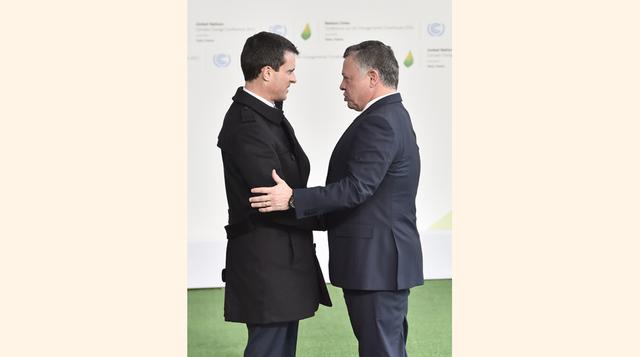 King Abdullah II de Jordania (derecha) es recibido por el Primer Ministro de Francia Manuel Valls a su llegada a la Conferencia Mundial del Cambio Climático COP21 en Le Bourget, fuera de Paris. (Foto: AP)
