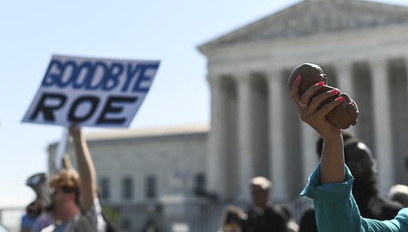 La Corte Suprema de Estados Unidos anuló la sentencia Roe v. Wade. En la foto se puede vera manifestantes en contra del aborto durante una protesta ante la Corte Suprema. (Foto de archivo: ROBERTO SCHMIDT / AFP).