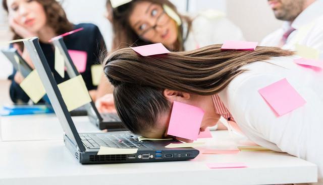 FOTO 2 | 2. NO AL ESTRÉS AUTOIMPUESTO
¿Cuántas veces has respondido que estás estresado cuando alguien te pregunta cómo te va? Aunque hacerlo no resuelva nada, utilizas la frase una y otra vez. Tú mismo te juzgas y te sentencias: “Estoy estresado”. Al verbalizarlo conviertes al estrés en tu realidad y terminas por agobiarte incluso en momentos en los que deberías de estar relajado (¿alguien dijo domingo por la tarde?). Aunque no te des cuenta, las palabras tienen un poder inmenso para contribuir a la creación de la realidad en la que vives. La próxima vez que te descubras diciendo o pensando que estás estresado, intenta describir mejor lo que te pasa: “Me siento inseguro porque mañana es lunes y no hemos terminado el proyecto. Tengo miedo de la reacción de mi jefe”. Hacerlo así te ayudará a romper el círculo vicioso de sentirte eternamente estresado. A ubicar una inseguridad para trabajar en ella, a entender exactamente cuáles son los pendientes que debes resolver para dejar de sentirte tan agobiado.