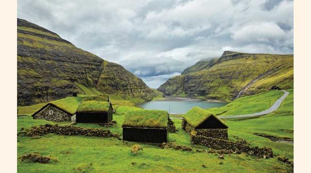 12. Islas Feroe, Dinamarca:  ¡Bello! Escondido en la parte inferior de una entrada de la montaña, un pueblo con techos de paja se encuentra en un reino místico. Esta isla, Streymoy, es sólo una de las 18 que componen el remoto archipiélago que se encuentr
