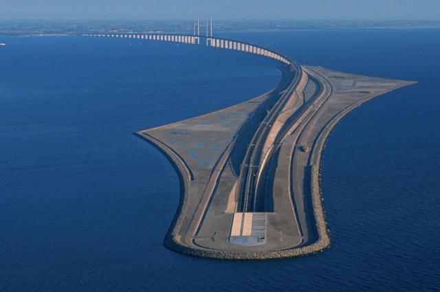 FOTO 3 | Para conseguir crear este puente mixto, los ingenieros se inventaron una isla artificial que hace las veces de plataforma de unión.