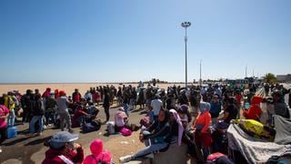 Trasladan a más de 450 migrantes varados en frontera Chile-Perú hacia albergues 