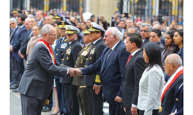 FOTO 11 | (2) Lo propio hico con Luis Giampietri, que también estaba en primera fila durante la ceremonia de condecoración.