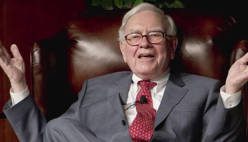 FOTO 4 | NADA MÁS QUITARTE LA LEGAÑA, A LEER (WARREN BUFFETT, EMPRESARIO E INVERSOR). Él mismo dice que el secreto de su éxito es leer durante todo el día, e invita a devorar al menos 500 páginas por jornada. Por eso, Buffett empieza –y termina– leyendo. Ya sean novelas, ensayos, estudios científicos o periódicos, porque considera que el conocimiento se acumula y que la mejor forma de obtenerlo es paseando la mirada por las líneas de un texto. (Foto: Getty)