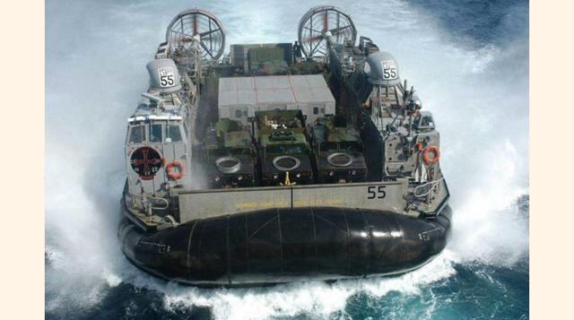 Un aerodeslizador El Landing Craft Air Cushion está cargado, en la imagen, con un puñado de carros de combate. Este vehículo es capaz de alcanzar los 130 kilómetros por hora y también lo utiliza el ejército de lapón. (Wikimedia Commons)