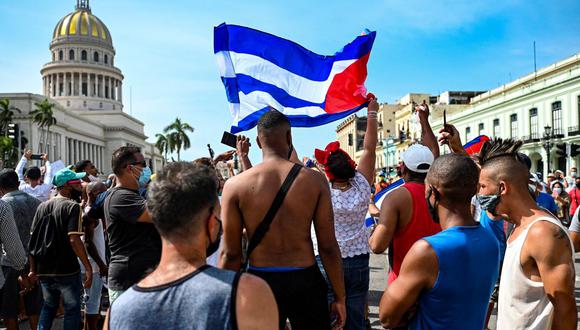 Miles de personas salieron a las calles el domingo -y en menor medida el lunes- en varias localidades cubanas para manifestarse contra la escasez de alimentos y medicinas, los cortes de electricidad y las polémicas tiendas en divisas surgidas en medio de la grave crisis económica y sanitaria que atraviesa el país. (Foto: AFP).