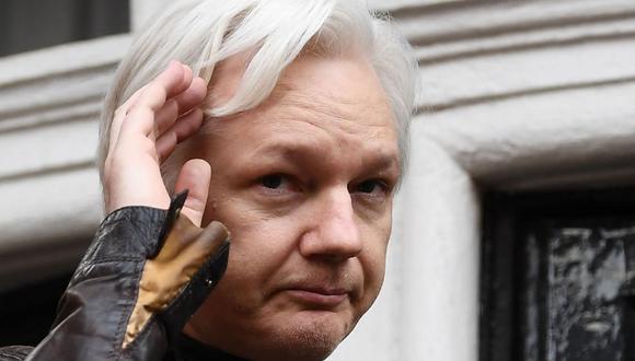 En esta foto de archivo tomada el 19 de mayo de 2017, el fundador de Wikileaks, Julian Assange, hace gestos mientras habla en el balcón de la Embajada de Ecuador en Londres. (Foto de Justin TALLIS / AFP)