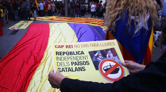 En Mataró (Cataluña), los manifestantes fueron convocados a las movilizaciones a favor de la república con mensajes difundidos en las redes sociales. (Foto: Reuters)