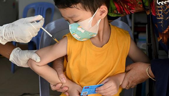 Un niño recibe una dosis de la vacuna contra el coronavirus Sinovac Covid-19 en un centro de salud en Phnom Penh el 23 de febrero de 2022, cuando Camboya redujo la edad para que los niños puedan recibir vacunas a los tres años o más (Foto: Tang Chhin Sothy / AFP)