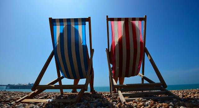 FOTO 4 | 4. iPlaya. La playa es uno de los destinos preferidos en verano, pero no siempre se encuentra en optimas condiciones. iPlaya permite saber qué tiempo hace, el oleaje que hay, la temperatura del agua o las horas de sol de cada día. Los amantes del mar y el sol podrán tener toda la información en un click.