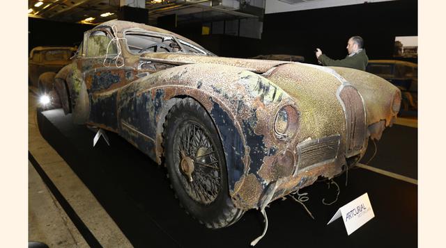 Los autos, incluyendo este Talbot Lago T26 Grand sport SWB Saoutichik, vienen siendo exhibidos desde el 4 de febrero. (Foto: AP)