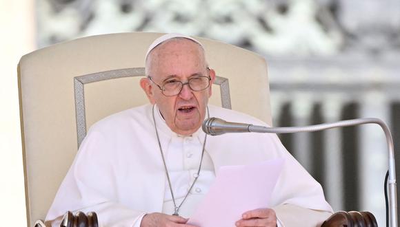 El papa Francisco habla durante la audiencia general al aire libre en la plaza de San Pedro en el Vaticano el 11 de mayo de 2022. (Alberto PIZZOLI / AFP).
