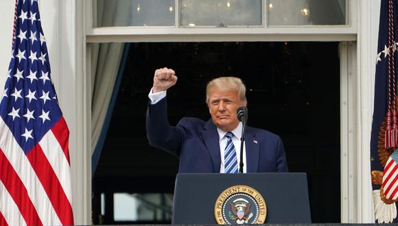 El presidente de Estados Unidos, Donald Trump, saluda a sus seguidores después de hablar sobre la ley y el orden desde el pórtico sur de la Casa Blanca en Washington. (AFP / MANDEL NGAN).