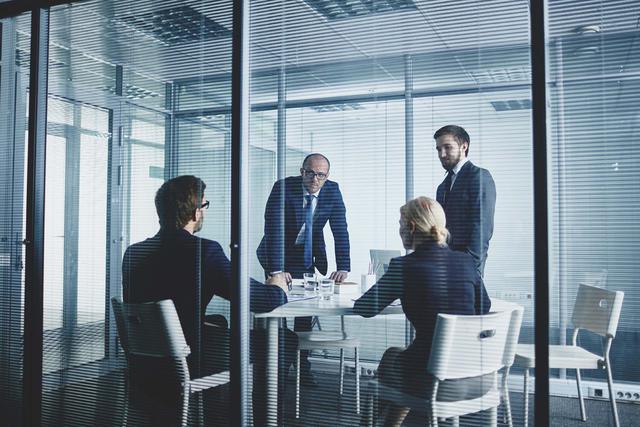 FOTO 16 | 16. Personalmente. Hay una razón por la que las personas siempre dicen “no es personal” cuando están hablando de negocios. Mientras trabajes para una empresa grande, tu opinión personal sobre cualquier asunto es tan importante como tu experiencia. Cuando hablas, quieres que la gente sepa que quieres lo mejor para todos los involucrados.