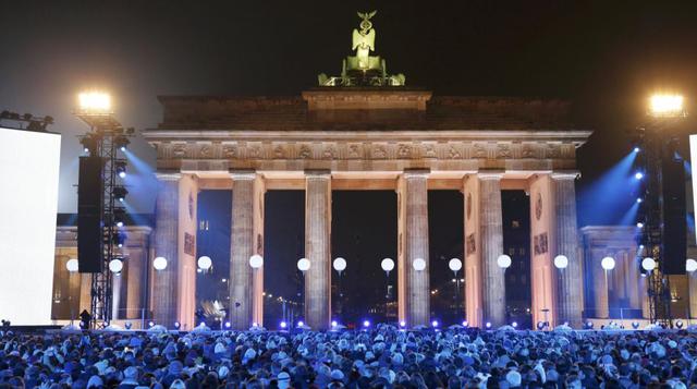 La Puerta de Brandesburgo, delante de la Frontera de la Luz, montada con ocho mil globos en el mismo lugar donde antes existía el muro de Berlín. (Foto: Reuters)