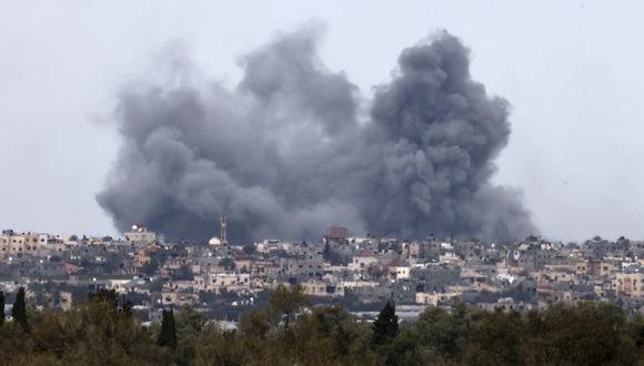 Una fotografía tomada desde una posición en el sur de Israel a lo largo de la frontera con Gaza muestra humo ondeando sobre Khan Yunis en el sur de la Franja de Gaza el 12 de febrero de 2024, en medio de las batallas en curso entre Israel y el grupo militante palestino Hamas. (Foto de Menahem KAHANA / AFP)