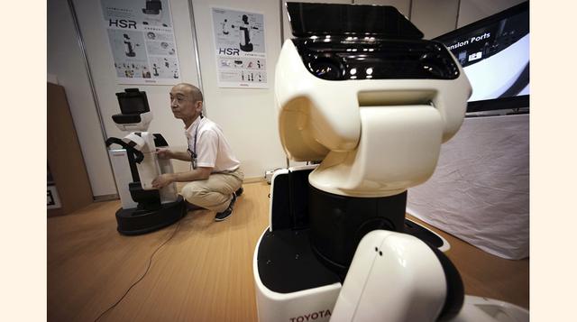 El objetivo es lograr que el robot pueda recoger sin límites cosas del suelo, lo que es un desafío especialmente grande para la gente con lesiones medulares y otros problemas que limitan su capacidad para agacharse y agarrar algo, señaló su creador, Kouic