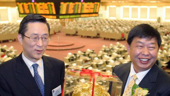 El director general de la empresa minera Fujian Zijin Chen Jinghe (i) ay el jefe ejecutivo de la bolsa de Hong Kong Paul Chow (d) posan con un globo dorado en la bolsa de Hong Kong. (Foto: EFE/EPA/PAUL HILTON)