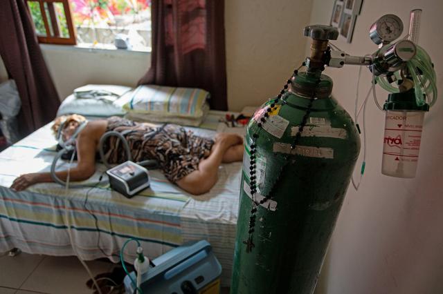 71-year-old Tilsa Maria Pereira Rodriguez is being treated for covit-19 at home after 15 days of treatment at Manas Hospital in Brazil.  (Michael Dantas / AFP)