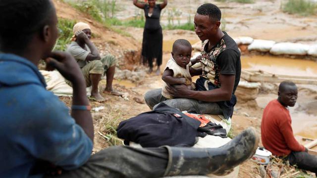FOTO 3 | Un joven juega con su hijo durante un descanso.