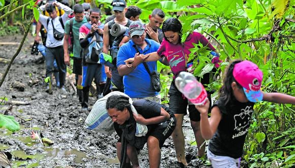 Migrantes venezolanos cruzan la peligrosa selva del Darién, en Panamá, una de las rutas más temerarias para intentar llegar a México y luego a Estados Unidos. (Foto: AFP)