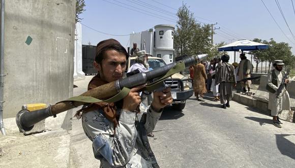Un combatiente talibán sostiene un cohete RPG mientras hace guardia con otros en una puerta de entrada frente al Ministerio del Interior en Kabul. (Foto: AFP).