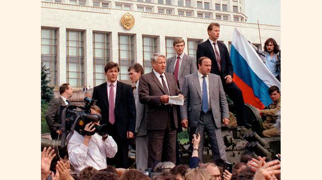 Gorbachov negocia un nuevo tratado para salvar la URSS, pero el 19 de agosto, un sector del Partido Comunista y de las Fuerzas Armadas intentan un golpe de estado, cuyo fracaso precipita el fin del comunismo. Nueve repúblicas proclaman su independencia en