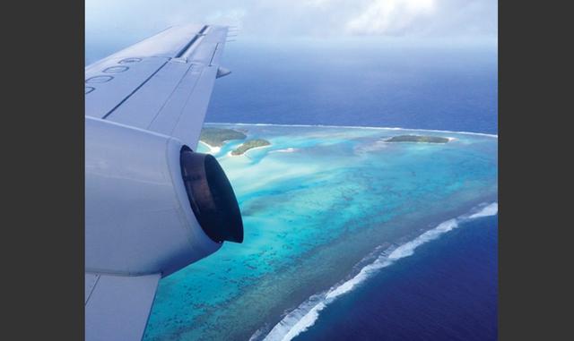 Foto 5 | Dónde: Islas Cook. Lanee Lee (Neil) Roth y Lindsay (Taub) Worthington, cofundadoras de VoyageVixens.com, dijo que este lugar está compuesto por 15 islas y menos de 100 millas cuadradas. Las Islas Cook son todo lo que esperarías encontrar en el Pacífico Sur: exuberante belleza tropical, arrecifes vibrantes y un ambiente polinesio que es tanto tradicional como moderno. Su rica cultura maorí sigue intacta y la hospitalidad emana a través de los amigables lugareños. Piense: Hawai hace medio siglo, pero con las comodidades del siglo 21 como WiFi. Elija dónde hospedarse: encontrará lujo a un precio razonable junto con Airbnbs, cabañas de playa junto a boutiques, todas con un atractivo rústico y elegante de la isla. La isla más grande, Rarotonga o "Raro", está formada por montañas escarpadas, playas vírgenes y la capital nacional de Avarua, donde encontrará hoteles boutique, pintorescas tiendas, perlas raras, restaurantes con tacos en la pared, café, tiendas, una destilería que produce vodka de plátano con una cafetera e incluso un autobús de fiesta los viernes por la noche. La isla es fácilmente accesible en autobús y con solo 20 millas de circunferencia, puedes conquistar fácilmente toda la isla en un día. La nota para viajeros tipo A es: los horarios de autobuses están programados con la hora de la isla. La isla Aitutaki, al norte, es el hogar de lo que muchos llaman la laguna más hermosa del mundo, gracias a sus aguas cristalinas de color turquesa, arrecifes de coral e islotes de arena que permiten el snorkel y el buceo de clase mundial. Cuando visite las Islas Cook, no se lo puede perder.