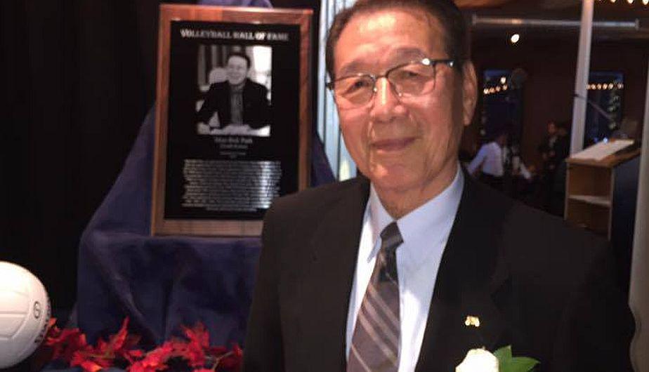 Man Bok Park empezó a entrenar a la selección peruana de voleibol en 1974. (Fuente: Facebook)