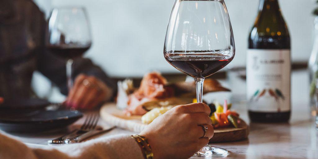 Para cuando llega a la mesa, una botella de vino cuesta ocho veces más que en su país de origen. Su costoso recorrido es la regla, no la excepción, para los productos que importa Colombia.