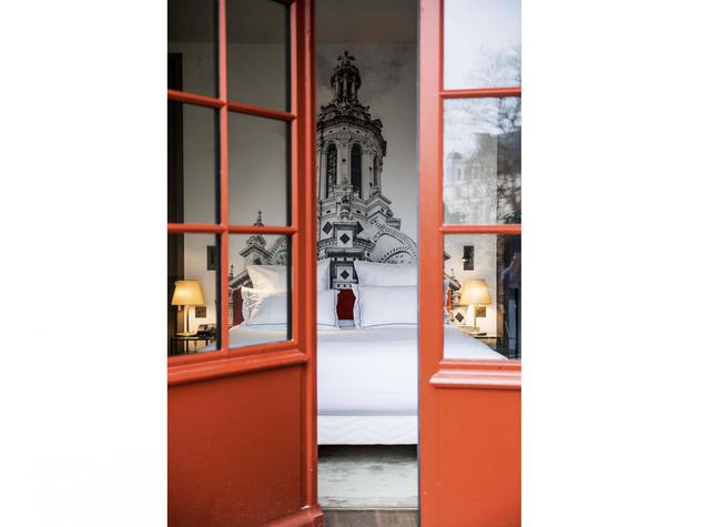 FOTO 13 | Le Relais de Chambord, Francia
¿Algo comparable con alojarse en el Château de Chambord? Alojarse en un hotel con vistas al Château de Chambord. Pero no sólo por las vistas (que ya sería suficiente), sino por todos los detalles que hacen tan especial este hotel, en el antiguo San-Michel. Habitaciones con suelos de madera, terciopelos, cerámicas, fotos antiguas y constantes guiños a las inconfundibles torres del palacio, rodeado de una reserva natural. LO MÁS HOT Marie-Laure Jousset, ex comisaria del Centre Pompidou, es la responsable de la colección de arte contemporáneo.