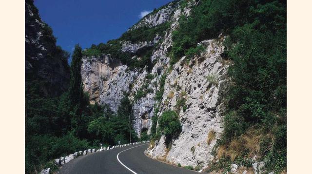 FOTO 6 | Bella y peligrosa, la carretera que atraviesa el desfiladero de La Hermida, en Cantabria –21 kilómetros, el más largo de España–, está jalonada de miradores con vistas magníficas a impresionantes paredes de roca caliza. Es estrecha y está amenaza