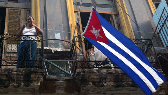 Una bandera cubana ondea en un balcón de La Habana Vieja, el 10 de marzo de 2008. (Foto de AFP)