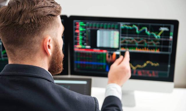 Investigador asociado de la equidad. El investigador asociado de la equidad analiza e informa sobre las tendencias financieras usando modelos complejos. “Mientras que la posición incorpora gran parte de la emoción y recompensas de la banca de inversión, la carga de trabajo es menor que la mayoría de los trabajos que implican generar información” dice el informe. Los mejores candidatos suelen tener una licenciatura en finanzas, economía o un campo similar. Salario medio anual: $100.000. Ofertas de trabajo 6.502 Ofertas de trabajo