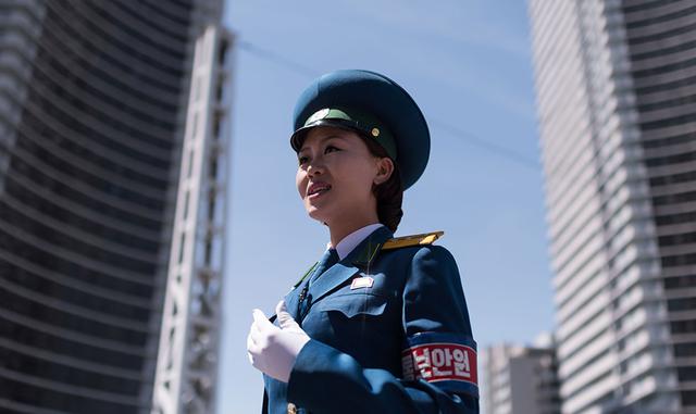 Sus homólogos masculinos (unos 400, desplegados generalmente en las rotondas) no tienen límite de edad. (FOTO: AFP)