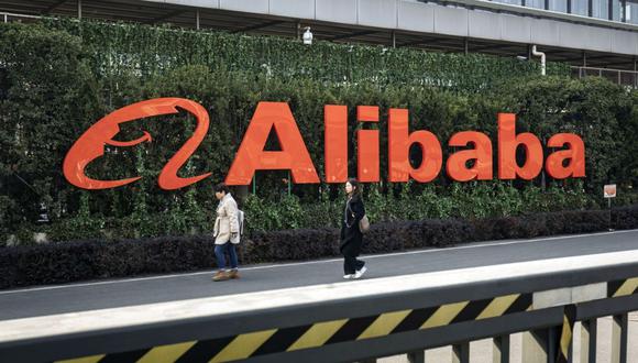 Logo de Alibaba Group Holding Ltd. en su sede de Hangzhou, China.