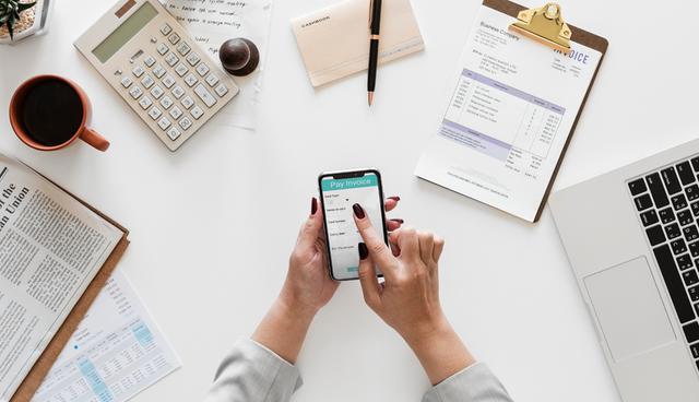 FOTO 4 | Revisa los cargos a tu cuenta. Verifica de manera periódica tu estado de cuenta para evitar transacciones adicionales a los cargos en tu tarjeta de crédito. (Foto: Freepik)