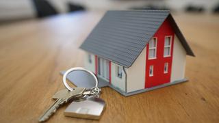 ¿Qué pasos y requisitos se deben tener en cuenta para comprar una vivienda?