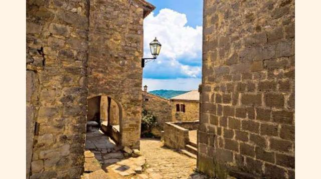 Un dato curioso es que aquí se produce la Biska, un aguardiente especiado con muérdago y elaborado con una antigua receta de origen local. Tiene una antigüedad de más de 2,000 años y fue creado en un inicio con fines medicinales. Anualmente se celebra un 