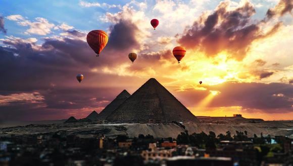 Puesta de sol sobre la Gran Pirámide de Guiza. Si uno madruga puede viajar en globos aerostáticos.