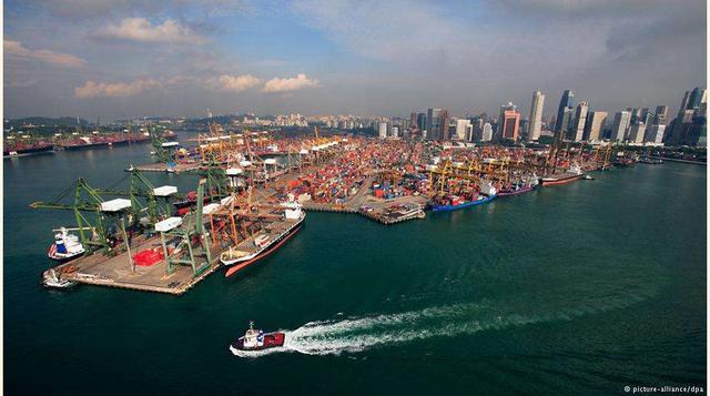 Singapur, Con sus casi 31 millones de TEU, el puerto de Singapur se aseguró el segundo lugar en esta lista. La pequeña ciudad-estado está orientada por completo al mar e hizo de ello una virtud, convirtiendo a su puerto en un puntal tecnológico y consolid