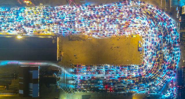 FOTO 1 | Hainan - China, más de 10.000 autos estuvieron atrapados en un embotellamiento masivo en febrero de 2018 que tuvo lugar al final de las vacaciones de siete días en China para celebrar el Año Nuevo Lunar. Según los informes, la cola enorme se extendía en unas 6,2 millas (9,9 km) y fue causado por la densa niebla sobre el estrecho de Qiongzhou en Haikou.