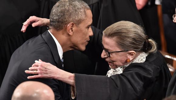 En esta foto de archivo tomada el 12 de enero de 2016, Barack Obama es visto siendo recibido por la jueza Ruth Bader Ginsburg en el Capitolio de Estados Unidos en Washington. (AFP / NICHOLAS KAMM).